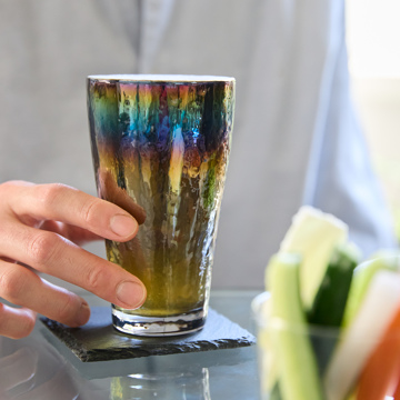 いつものお酒に、惚れ直す｜《ビールグラス／2個組》オーロラの光彩で眼福を、まろやかな味わいで口福をもたらす、「純チタン」コーティンググラス｜PROGRESS プログレス