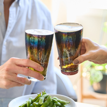 いつものお酒に、惚れ直す｜《ビールグラス／2個組》オーロラの光彩で眼福を、まろやかな味わいで口福をもたらす、「純チタン」コーティンググラス｜PROGRESS プログレス