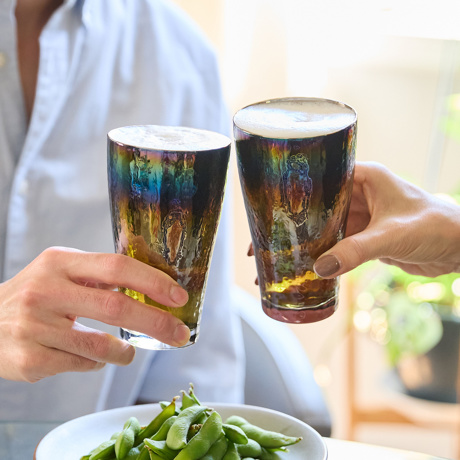 いつものお酒に、惚れ直す｜《ビールグラス／2個組》オーロラの光彩で眼福を、まろやかな味わいで口福をもたらす、「純チタン」コーティンググラス｜PROGRESS プログレス