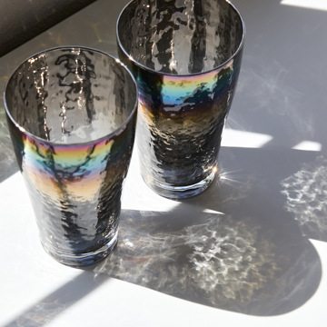 いつものお酒に、惚れ直す｜《ビールグラス／2個組》オーロラの光彩で眼福を、まろやかな味わいで口福をもたらす、「純チタン」コーティンググラス｜PROGRESS プログレス