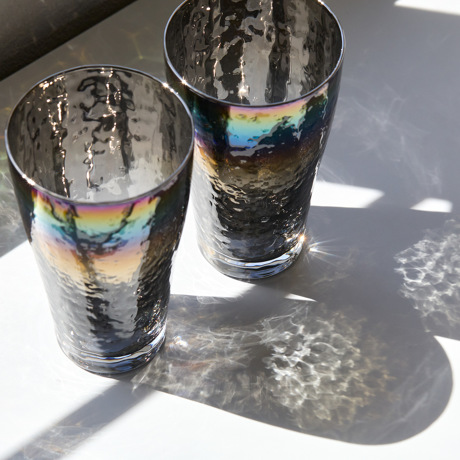 いつものお酒に、惚れ直す｜《ビールグラス／2個組》オーロラの光彩で眼福を、まろやかな味わいで口福をもたらす、「純チタン」コーティンググラス｜PROGRESS プログレス