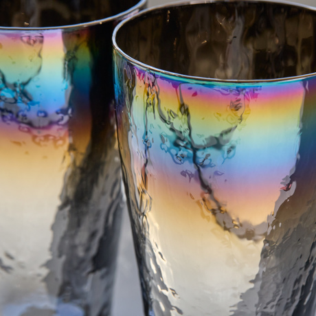 いつものお酒に、惚れ直す｜《ビールグラス／2個組》オーロラの光彩で眼福を、まろやかな味わいで口福をもたらす、「純チタン」コーティンググラス｜PROGRESS プログレス