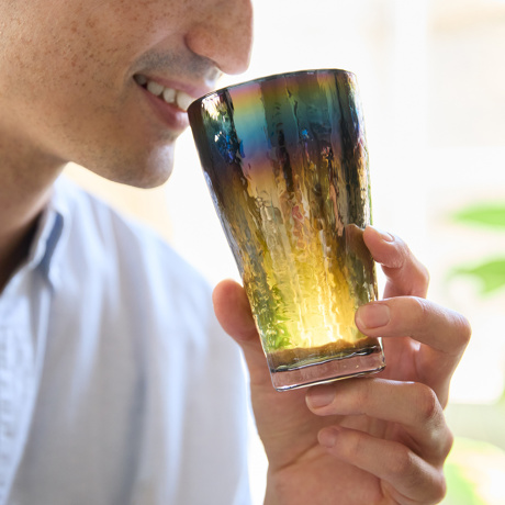 いつものお酒に、惚れ直す｜《ビールグラス／2個組》オーロラの光彩で眼福を、まろやかな味わいで口福をもたらす、「純チタン」コーティンググラス｜PROGRESS プログレス