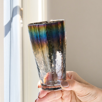 いつものお酒に、惚れ直す｜《ビールグラス／2個組》オーロラの光彩で眼福を、まろやかな味わいで口福をもたらす、「純チタン」コーティンググラス｜PROGRESS プログレス