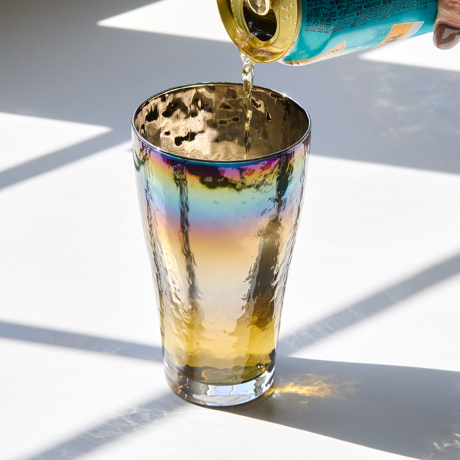いつものお酒に、惚れ直す｜《ビールグラス／2個組》オーロラの光彩で眼福を、まろやかな味わいで口福をもたらす、「純チタン」コーティンググラス｜PROGRESS プログレス