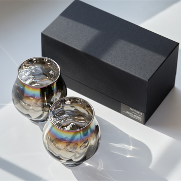 いつものお酒に、惚れ直す｜《ワイングラス／2個組》オーロラの光彩で眼福を、まろやかな味わいで口福をもたらす、純チタンコーティンググラス｜PROGRESS プログレス