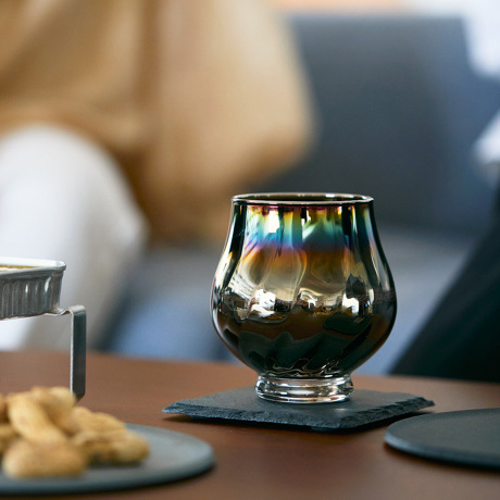 いつものお酒に、惚れ直す｜《ワイングラス／2個組》オーロラの光彩で眼福を、まろやかな味わいで口福をもたらす、純チタンコーティンググラス｜PROGRESS プログレス