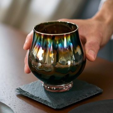 いつものお酒に、惚れ直す｜《ワイングラス／2個組》オーロラの光彩で眼福を、まろやかな味わいで口福をもたらす、純チタンコーティンググラス｜PROGRESS プログレス