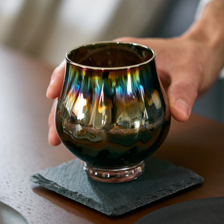 いつものお酒に、惚れ直す｜《ワイングラス／2個組》オーロラの光彩で眼福を、まろやかな味わいで口福をもたらす、純チタンコーティンググラス｜PROGRESS プログレス