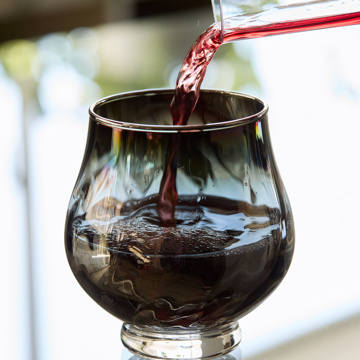 いつものお酒に、惚れ直す｜《ワイングラス／2個組》オーロラの光彩で眼福を、まろやかな味わいで口福をもたらす、純チタンコーティンググラス｜PROGRESS プログレス