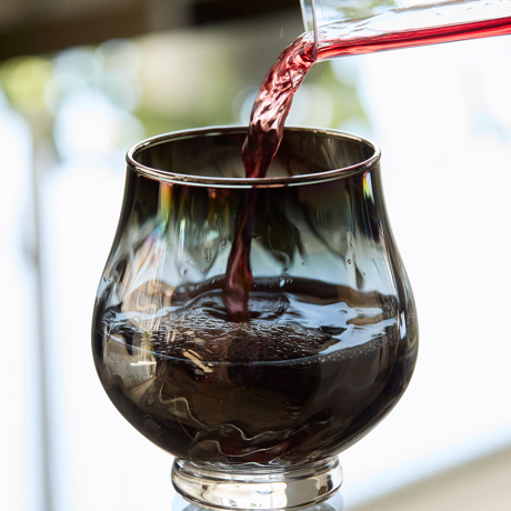 いつものお酒に、惚れ直す｜《ワイングラス／2個組》オーロラの光彩で眼福を、まろやかな味わいで口福をもたらす、純チタンコーティンググラス｜PROGRESS プログレス