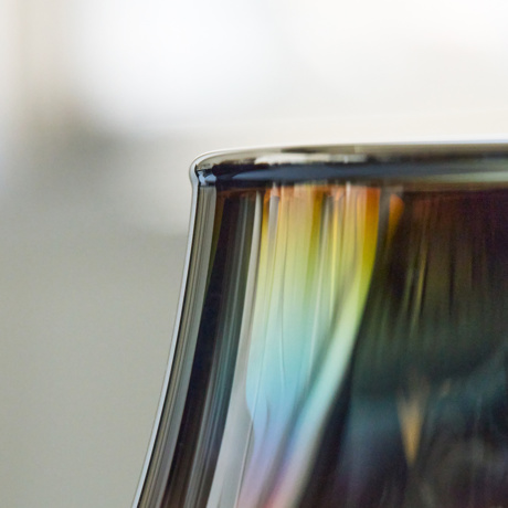 いつものお酒に、惚れ直す｜《ワイングラス／2個組》オーロラの光彩で眼福を、まろやかな味わいで口福をもたらす、純チタンコーティンググラス｜PROGRESS プログレス