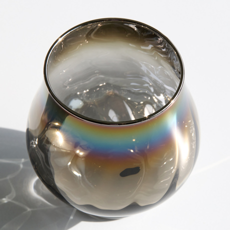 いつものお酒に、惚れ直す｜《ワイングラス／2個組》オーロラの光彩で眼福を、まろやかな味わいで口福をもたらす、純チタンコーティンググラス｜PROGRESS プログレス