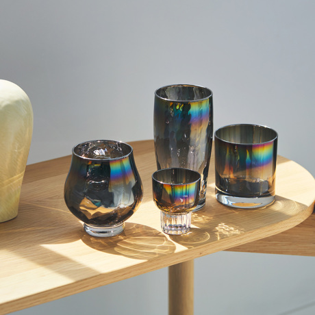 いつものお酒に、惚れ直す｜《ワイングラス／2個組》オーロラの光彩で眼福を、まろやかな味わいで口福をもたらす、純チタンコーティンググラス｜PROGRESS プログレス