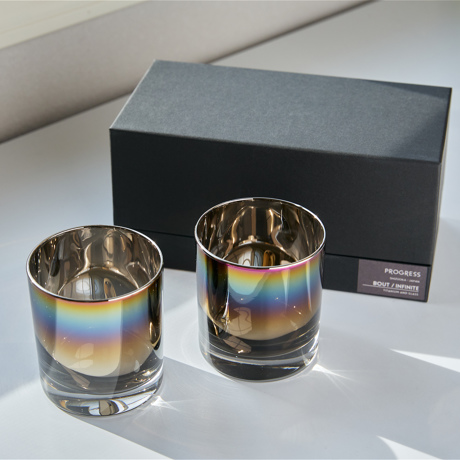 いつものお酒に、惚れ直す｜《ロックグラス／2個組》オーロラの光彩で眼福を、まろやかな味わいで口福をもたらす、「純チタン」コーティンググラス｜PROGRESS プログレス