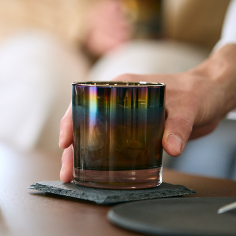 いつものお酒に、惚れ直す｜《ロックグラス／2個組》オーロラの光彩で眼福を、まろやかな味わいで口福をもたらす、「純チタン」コーティンググラス｜PROGRESS プログレス