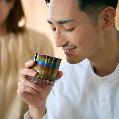 いつものお酒に、惚れ直す｜《ロックグラス／2個組》オーロラの光彩で眼福を、まろやかな味わいで口福をもたらす、「純チタン」コーティンググラス｜PROGRESS プログレス