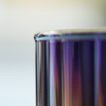 いつものお酒に、惚れ直す｜《ロックグラス／2個組》オーロラの光彩で眼福を、まろやかな味わいで口福をもたらす、「純チタン」コーティンググラス｜PROGRESS プログレス