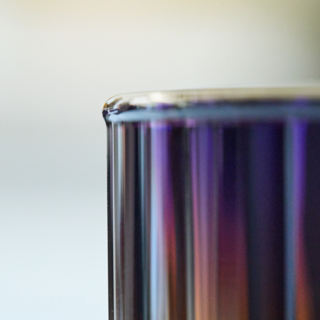 いつものお酒に、惚れ直す｜《ロックグラス／2個組》オーロラの光彩で眼福を、まろやかな味わいで口福をもたらす、「純チタン」コーティンググラス｜PROGRESS プログレス