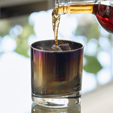 いつものお酒に、惚れ直す｜《ロックグラス／2個組》オーロラの光彩で眼福を、まろやかな味わいで口福をもたらす、「純チタン」コーティンググラス｜PROGRESS プログレス