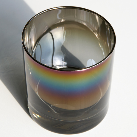 いつものお酒に、惚れ直す｜《ロックグラス／2個組》オーロラの光彩で眼福を、まろやかな味わいで口福をもたらす、「純チタン」コーティンググラス｜PROGRESS プログレス