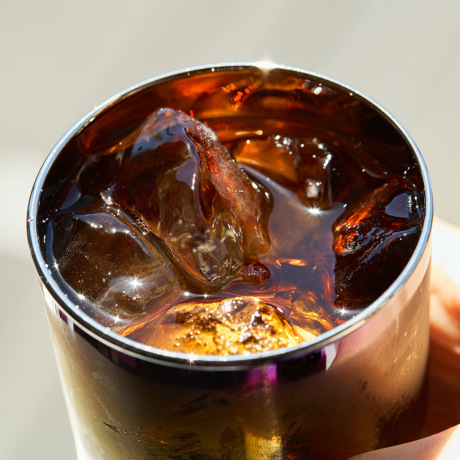 いつものお酒に、惚れ直す｜《ロックグラス／2個組》オーロラの光彩で眼福を、まろやかな味わいで口福をもたらす、「純チタン」コーティンググラス｜PROGRESS プログレス