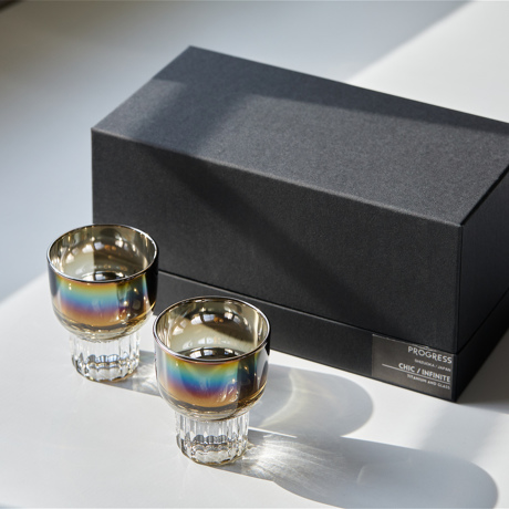 いつものお酒に、惚れ直す｜《盃／2個セット》オーロラの光彩で眼福を、まろやかな味わいで口福をもたらす、「純チタン」コーティンググラス｜PROGRESS プログレス