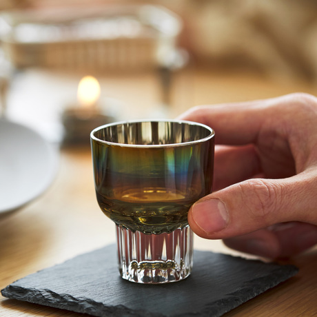 いつものお酒に、惚れ直す｜《盃／2個セット》オーロラの光彩で眼福を、まろやかな味わいで口福をもたらす、「純チタン」コーティンググラス｜PROGRESS プログレス