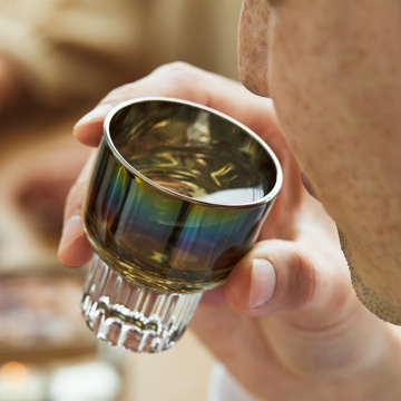 いつものお酒に、惚れ直す｜《盃／2個セット》オーロラの光彩で眼福を、まろやかな味わいで口福をもたらす、「純チタン」コーティンググラス｜PROGRESS プログレス