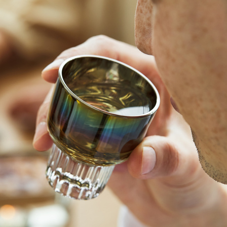 いつものお酒に、惚れ直す｜《盃／2個セット》オーロラの光彩で眼福を、まろやかな味わいで口福をもたらす、「純チタン」コーティンググラス｜PROGRESS プログレス