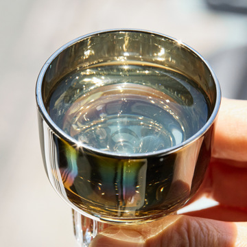 いつものお酒に、惚れ直す｜《盃／2個セット》オーロラの光彩で眼福を、まろやかな味わいで口福をもたらす、「純チタン」コーティンググラス｜PROGRESS プログレス