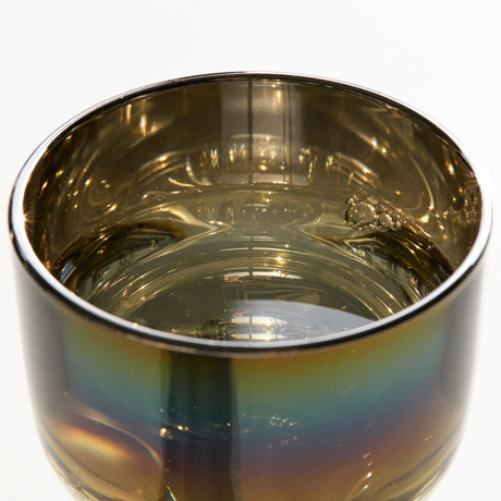 いつものお酒に、惚れ直す｜《盃／2個セット》オーロラの光彩で眼福を、まろやかな味わいで口福をもたらす、「純チタン」コーティンググラス｜PROGRESS プログレス