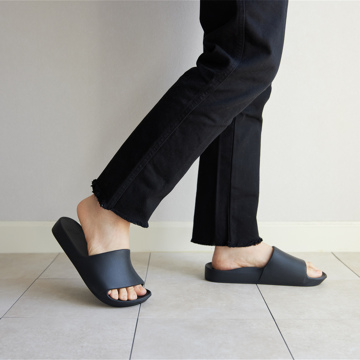 スニーカー感覚！ “健幸ビーサン”｜《スライドタイプ》理学療法士が開発、世界600万人の足を支える「アーチサポートサンダル」｜Archies