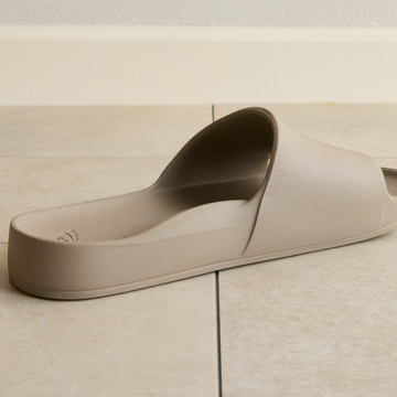 スニーカー感覚！ “健幸ビーサン”｜《スライドタイプ》理学療法士が開発、世界600万人の足を支える「アーチサポートサンダル」｜Archies