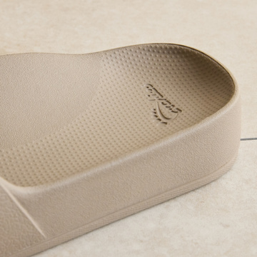 スニーカー感覚！ “健幸ビーサン”｜《スライドタイプ》理学療法士が開発、世界600万人の足を支える「アーチサポートサンダル」｜Archies