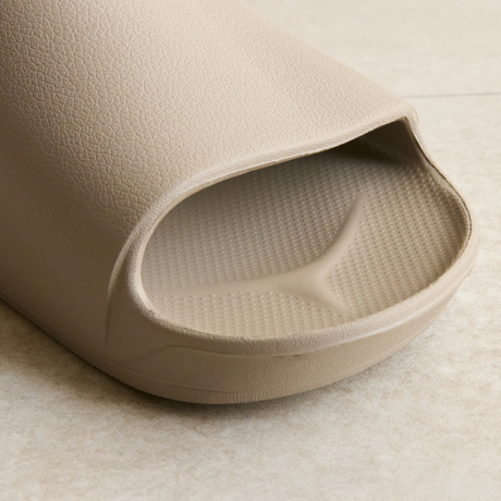 スニーカー感覚！ “健幸ビーサン”｜《スライドタイプ》理学療法士が開発、世界600万人の足を支える「アーチサポートサンダル」｜Archies