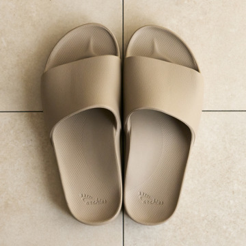 スニーカー感覚！ “健幸ビーサン”｜《スライドタイプ》理学療法士が開発、世界600万人の足を支える「アーチサポートサンダル」｜Archies