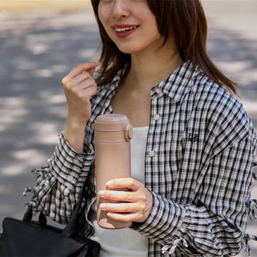 その味変、水筒のせいかも？！｜《ワンプッシュ／450ml》 スポドリOK、金属臭・ニオイ移りなし、チタンセラミックコーティング・ボトル｜WOKY