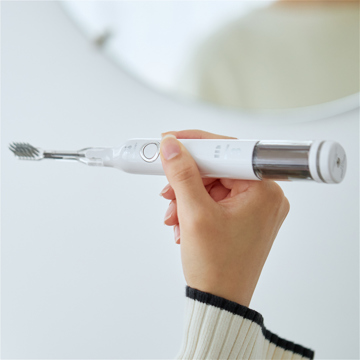 ツルツルの歯は、“光”でつくる｜《電動磨き用・充電式／ソラデーリズム3》光触媒の効果で、歯磨き粉なしでも歯垢がとれる「電動歯ブラシ」｜SOLADEY
