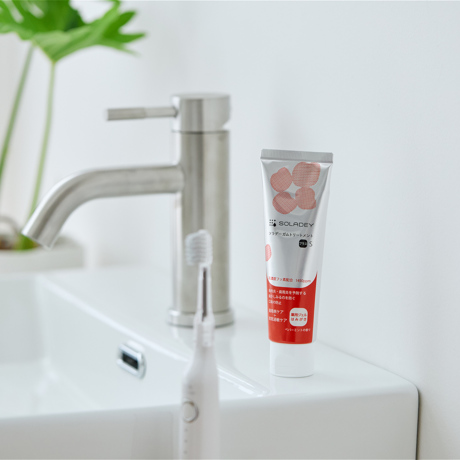 ツルツルの歯は、“光”でつくる｜《医薬部外品 ジェル歯磨き》高濃度フッ素配合、口臭・歯周病・知覚過敏ケア用「薬用 ソラデー ガムトリートメントプラスS」｜SOLADEY