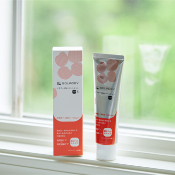ツルツルの歯は、“光”でつくる｜《医薬部外品 ジェル歯磨き》高濃度フッ素配合、口臭・歯周病・知覚過敏ケア用「薬用 ソラデー ガムトリートメントプラスS」｜SOLADEY