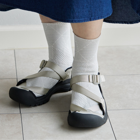 歩く足に、“和紙”の追い風｜《幾何学柄》和紙78％の調湿性と立体編みのフィット感で、長時間でもサラッと快適な「足袋型ソックス」｜WASI WASI