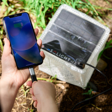 “どこでもランタン”で充電も！｜《iPhone16以降対応版》最大150時間の点灯、スマホ充電もOK！薄さ2cmに畳める超軽量ソーラー充電式ランタン｜MEGAPUFF