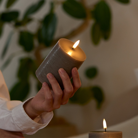 お疲れ脳に、1／ｆのゆらぎ｜《LEDピラーキャンドル／7.8×10cm》ボディは本物のロウ、炎はLEDの「ピラーキャンドル ラスティック」｜UYUNI LIGHTING