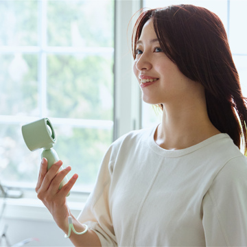 “風通し”を持ち歩く｜《日傘クリップファン》日傘に装着、狙った角度で送風できるハンズフリーファン「1°Go Clamp」｜Momax