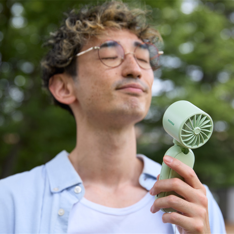 “風通し”を持ち歩く｜《日傘クリップファン》日傘に装着、狙った角度で送風できるハンズフリーファン「1°Go Clamp」｜Momax