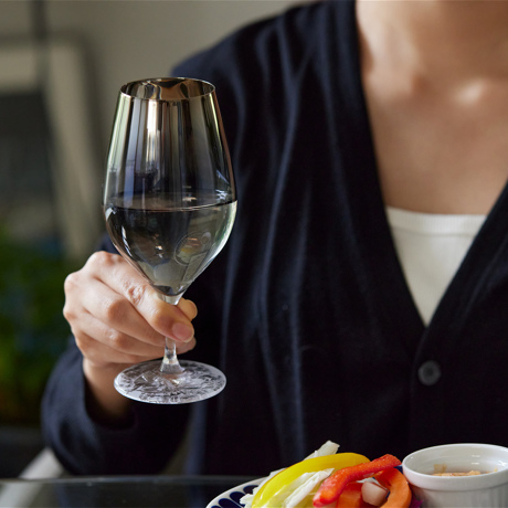 いつものお酒に、惚れ直す｜《ワイングラス／1個》チタンの光彩と結霜模様の造形美がコラボする「月雫」｜PROGRESS×結霜月華