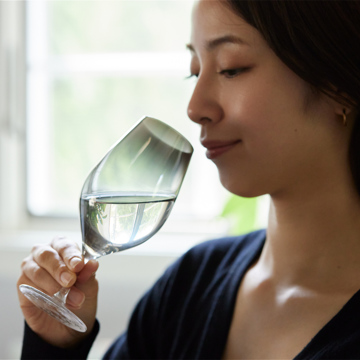 いつものお酒に、惚れ直す｜《ワイングラス／1個》チタンの光彩と結霜模様の造形美がコラボする「月雫」｜PROGRESS×結霜月華