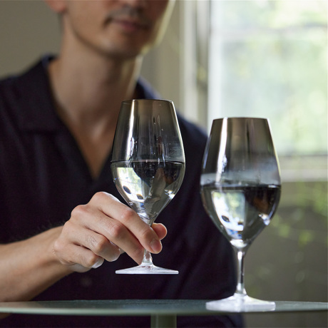いつものお酒に、惚れ直す｜《ワイングラス／1個》チタンの光彩と結霜模様の造形美がコラボする「月雫」｜PROGRESS×結霜月華