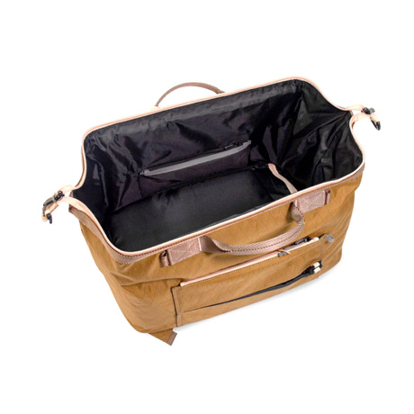 MONOCO OUTLET｜【33,000円→23,100円】大きく開いて旅がはかどる「マルチバッグ」｜Dr.Wilds